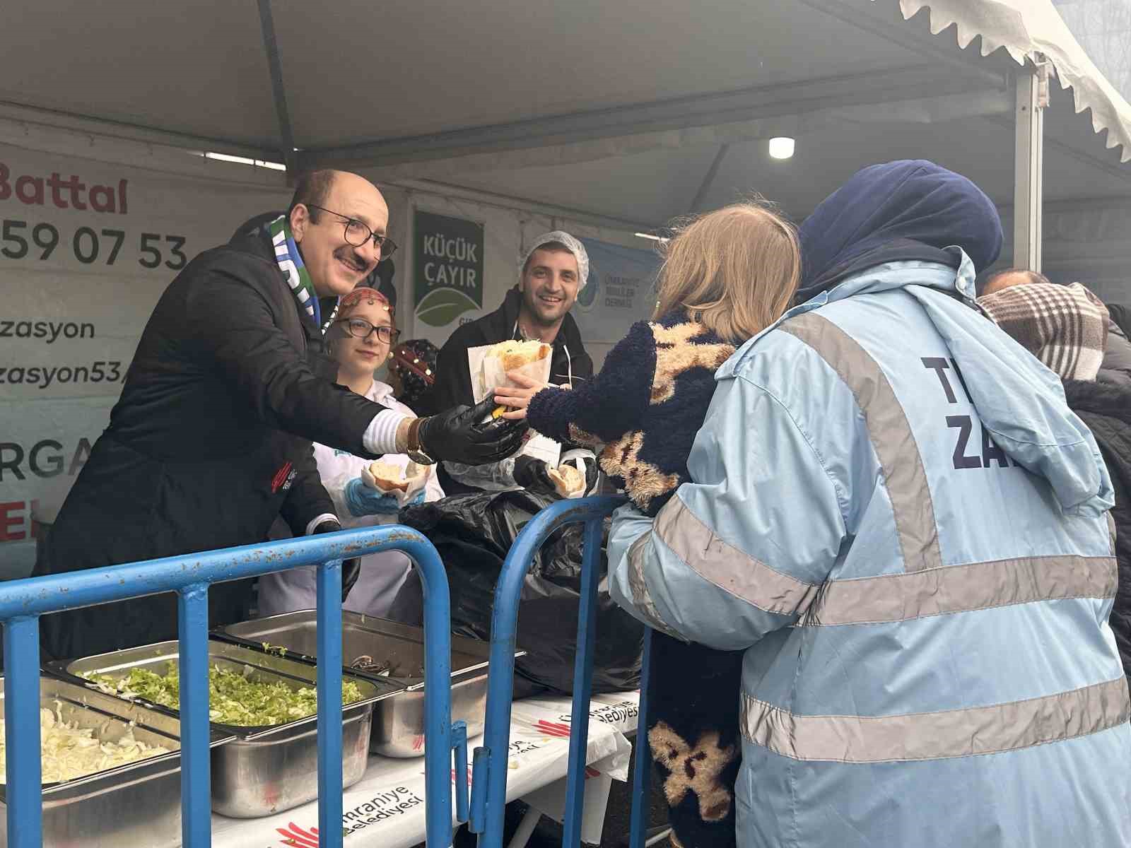 Sağanak yağışa aldırış etmeyen Ümraniyeliler Hamsi Festivali’nde buluştu
