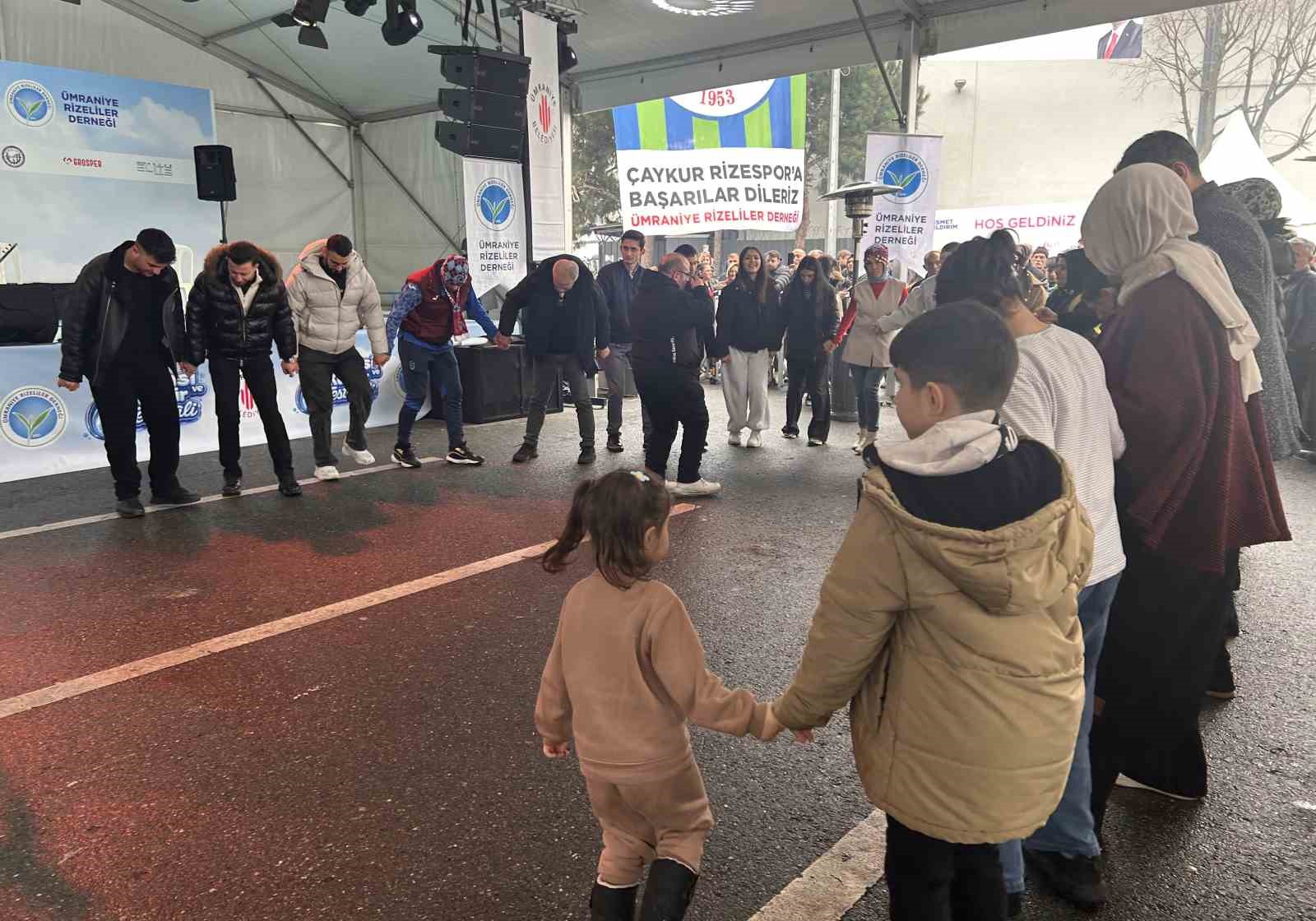 Sağanak yağışa aldırış etmeyen Ümraniyeliler Hamsi Festivali’nde buluştu
