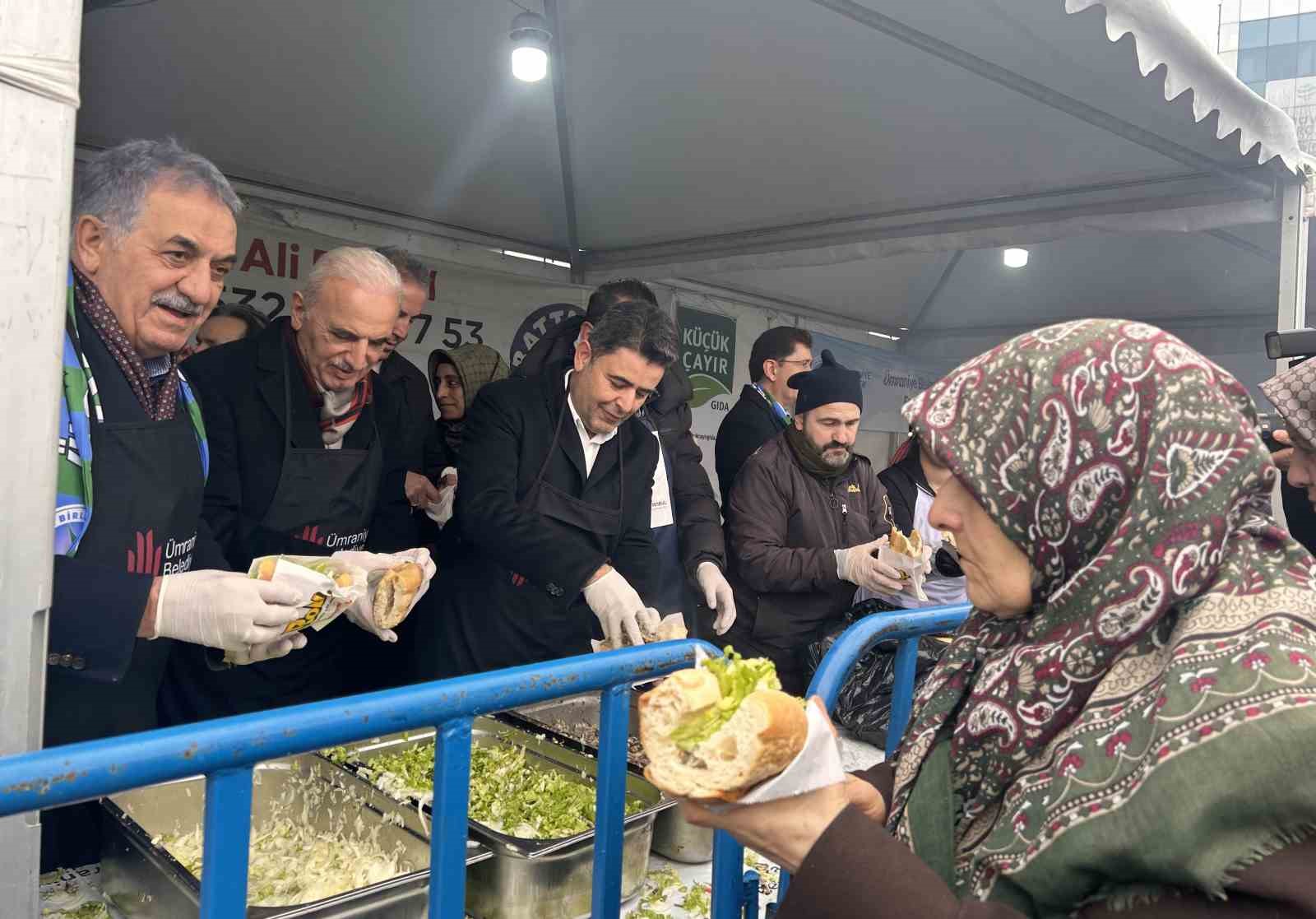 Sağanak yağışa aldırış etmeyen Ümraniyeliler Hamsi Festivali’nde buluştu
