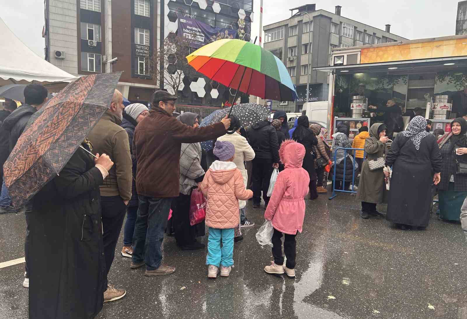 Sağanak yağışa aldırış etmeyen Ümraniyeliler Hamsi Festivali’nde buluştu
