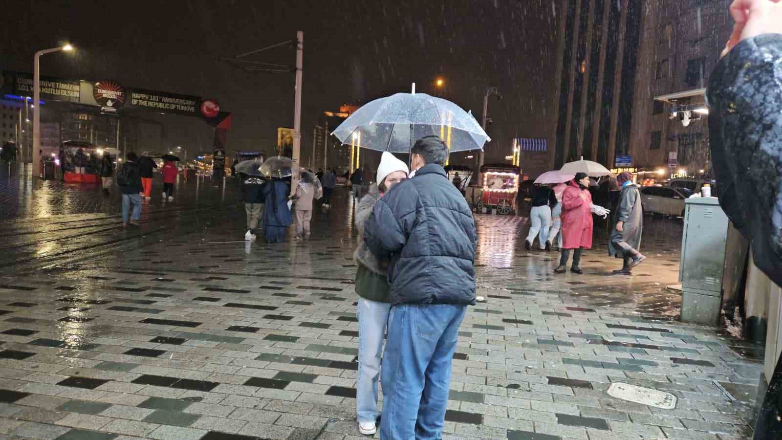 Sağanak yağışın etkili olduğu Taksim’de şimşekler geceyi aydınlattı

