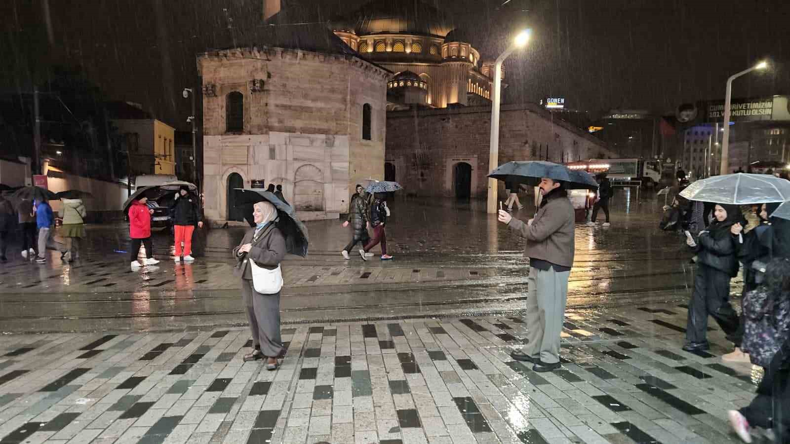 Sağanak yağışın etkili olduğu Taksim’de şimşekler geceyi aydınlattı
