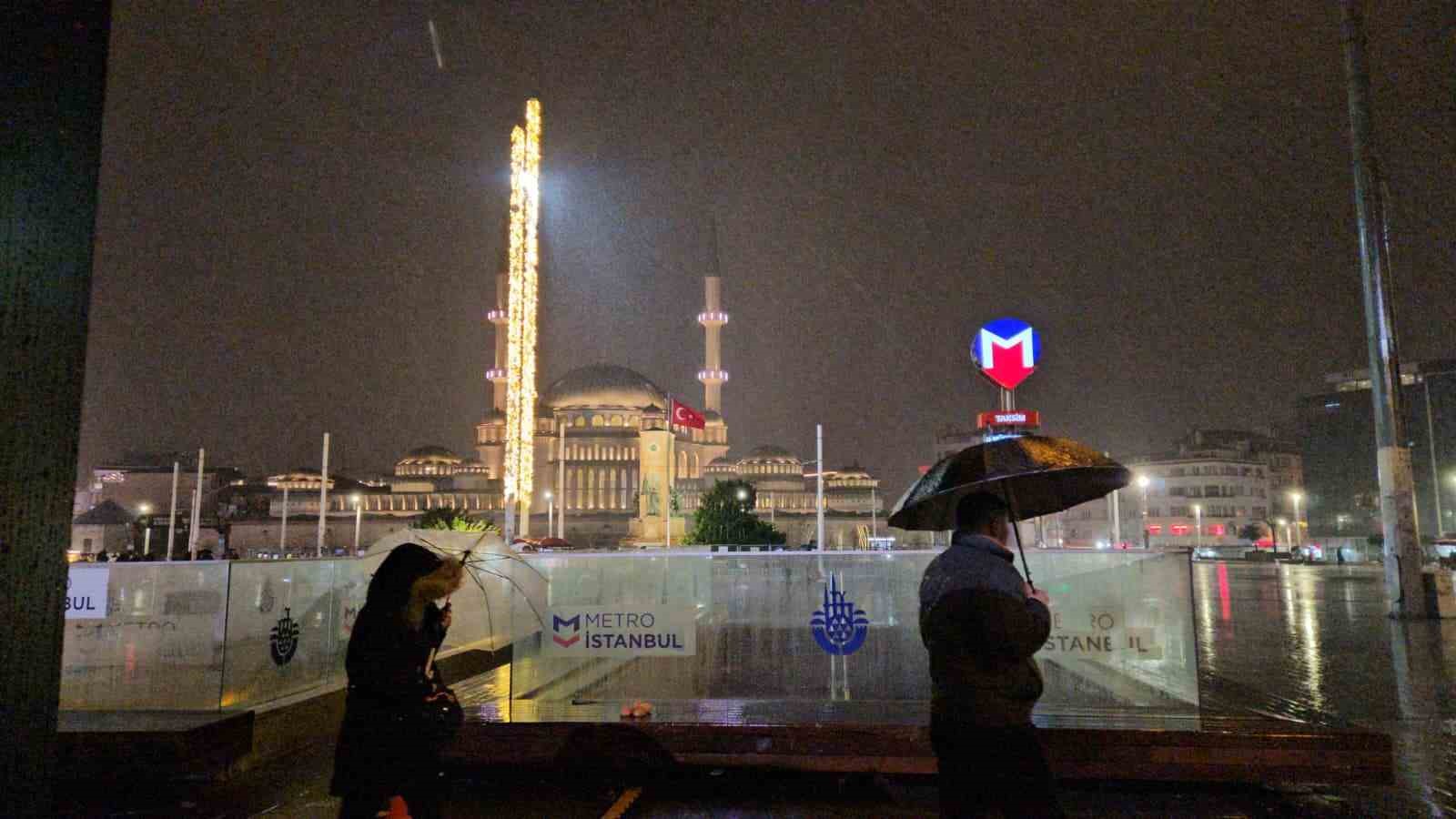 Sağanak yağışın etkili olduğu Taksim’de şimşekler geceyi aydınlattı
