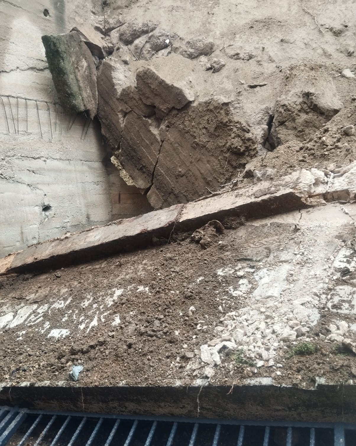 Sağanak yağmur okulun istinat duvarını yıktı
