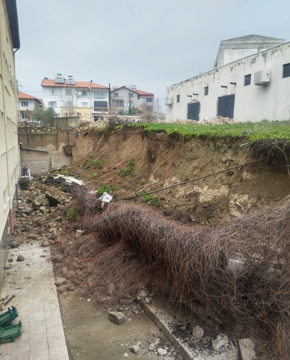 Sağanak yağmur okulun istinat duvarını yıktı
