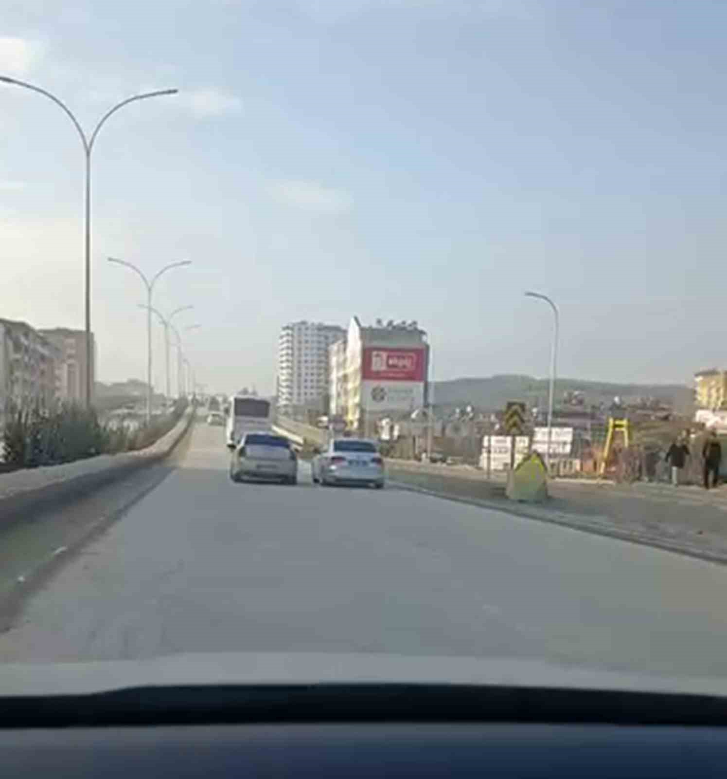 Sağdan sollama yaparak yürekleri ağza getiren sürücüye ceza
