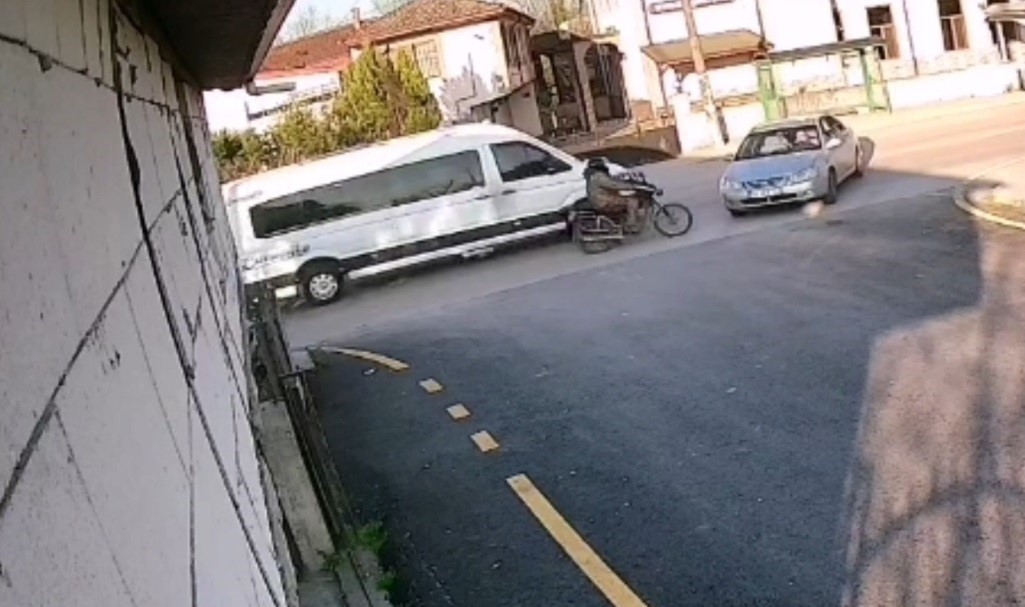 Sağdan sollayan motosikletli otomobile çarptı: Kaza anı kameraya yansıdı
