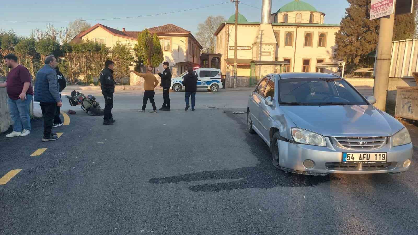 Sağdan sollayan motosikletli otomobile çarptı: Kaza anı kameraya yansıdı
