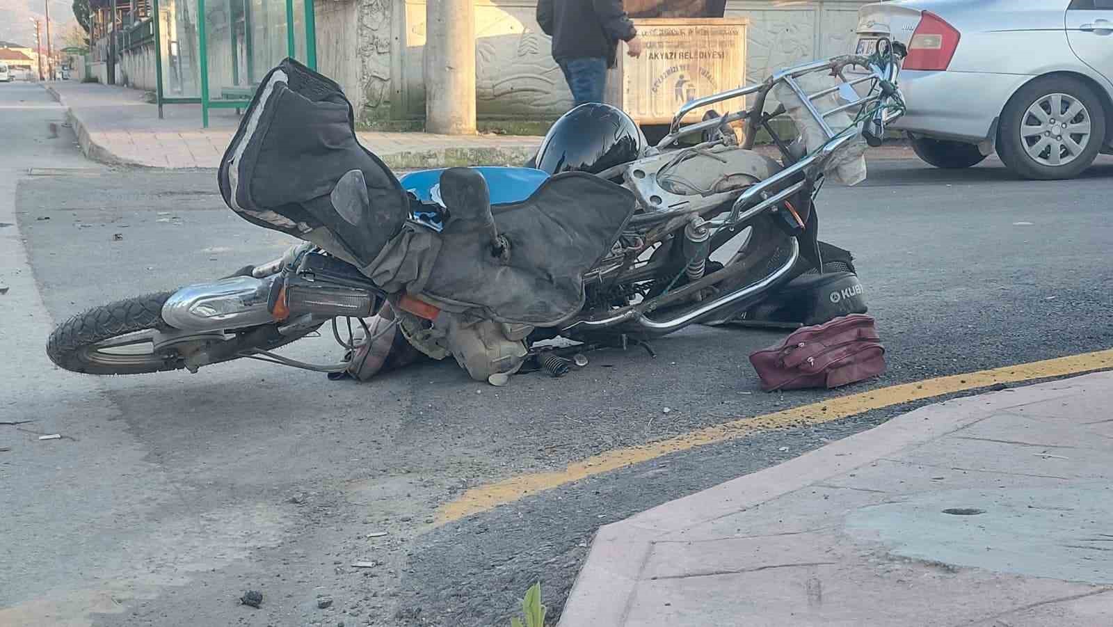 Sağdan sollayan motosikletli otomobile çarptı: Kaza anı kameraya yansıdı
