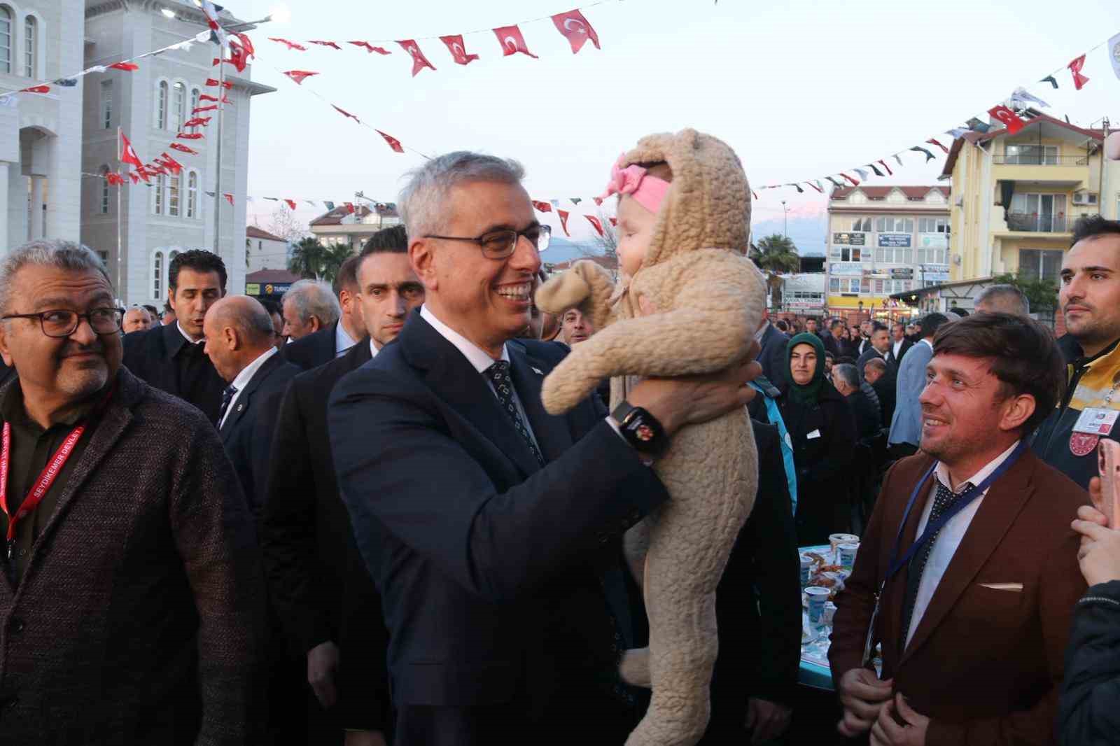 Sağlık Bakanı Memişoğlu: "Cumhurbaşkanımız Recep Tayyip Erdoğan’ın liderliğinde gece gündüz demeden halkımıza hizmet etmeye çalışıyoruz"
Sağlık Bakanı Memişoğlu: "Cumhurbaşkanımız Recep Tayyip Erdoğan’ın liderliğinde gece gündüz demeden halkımıza hizmet etmeye çalışıyoruz"