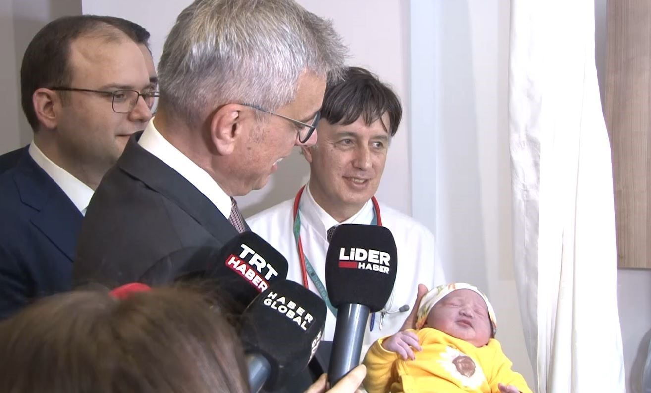 Sağlık Bakanı Memişoğlu, İstanbul’da yeni yılın ilk bebeklerini ziyaret etti
Sağlık Bakanı Memişoğlu, İstanbul’da yeni yılın ilk bebeklerini ziyaret etti