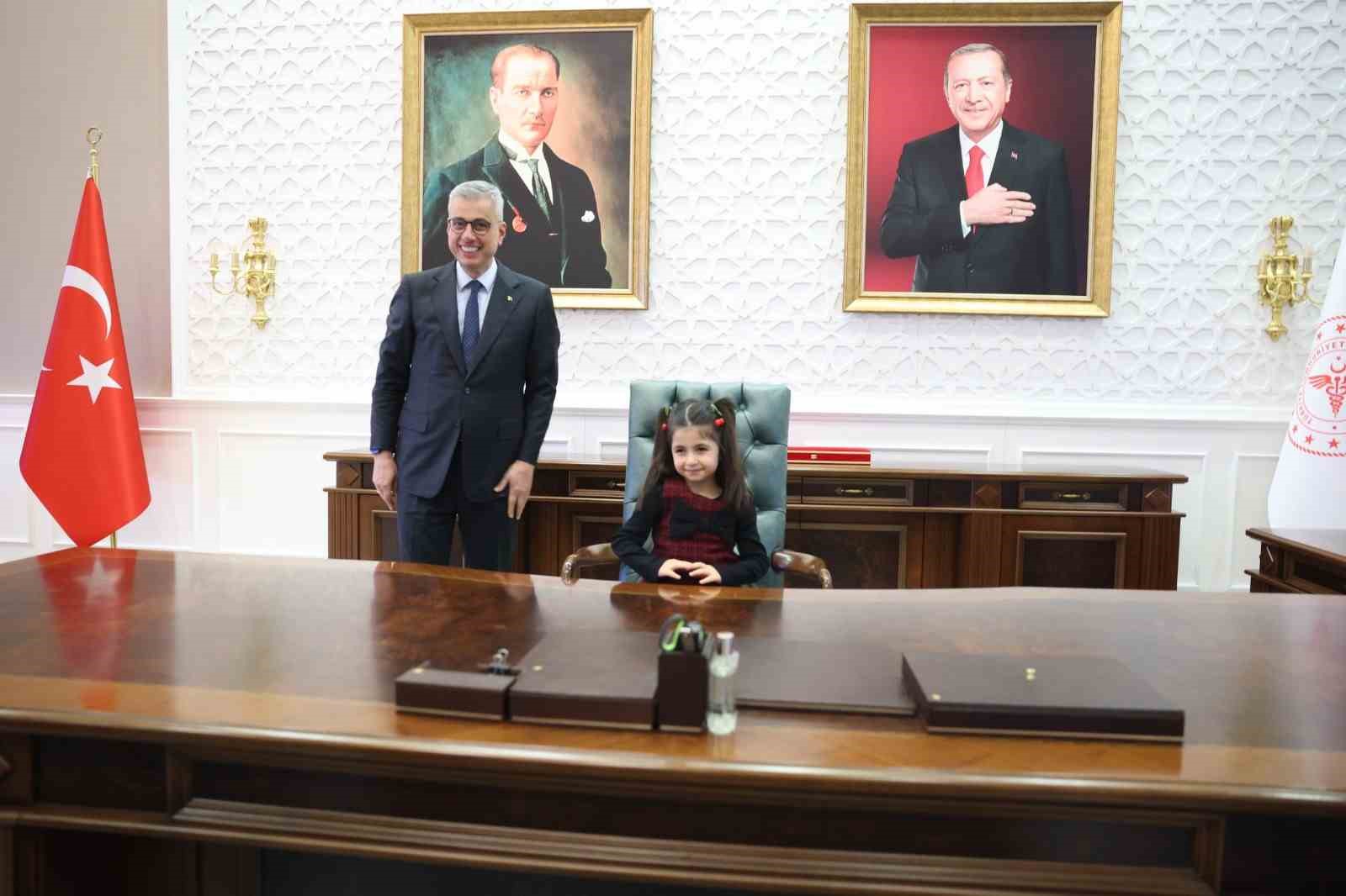 Sağlık Bakanı Memişoğlu, Sigarayı Bırakma Günü’nde Doğa ve sigarayı bıraktırdığı dedesiyle bir araya geldi
