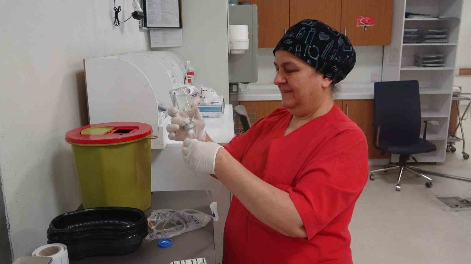 Sağlık çalışanı anne ve oğul birlikte hayat kurtarıyor
