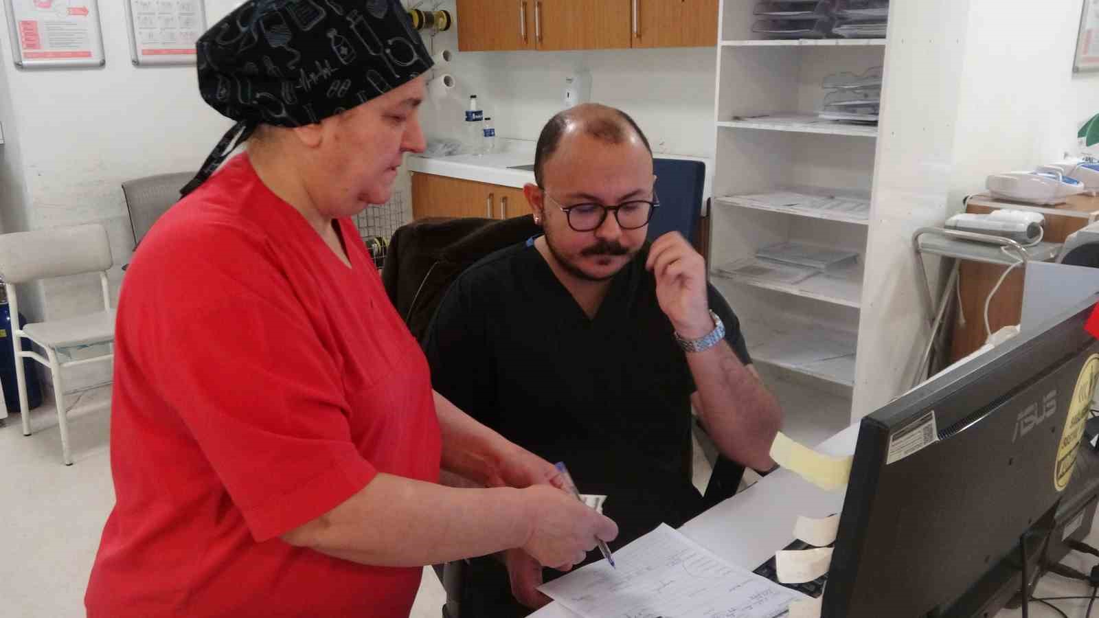 Sağlık çalışanı anne ve oğul birlikte hayat kurtarıyor
