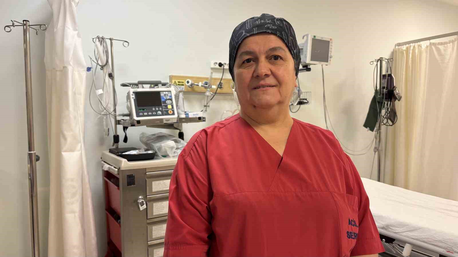 Sağlık çalışanı anne ve oğul birlikte hayat kurtarıyor
