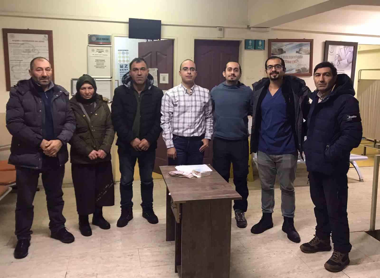 Sağlık çalışanı bulduğu parayı hasta yakınlarına teslim etti
