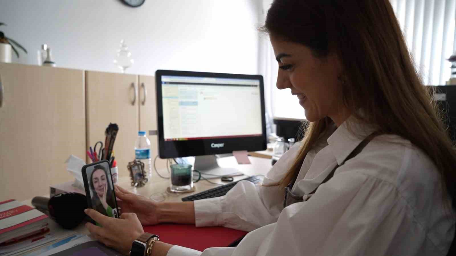 Sağlık çalışanları bu kez hayat kurtarmak için sevdiklerini aradı
