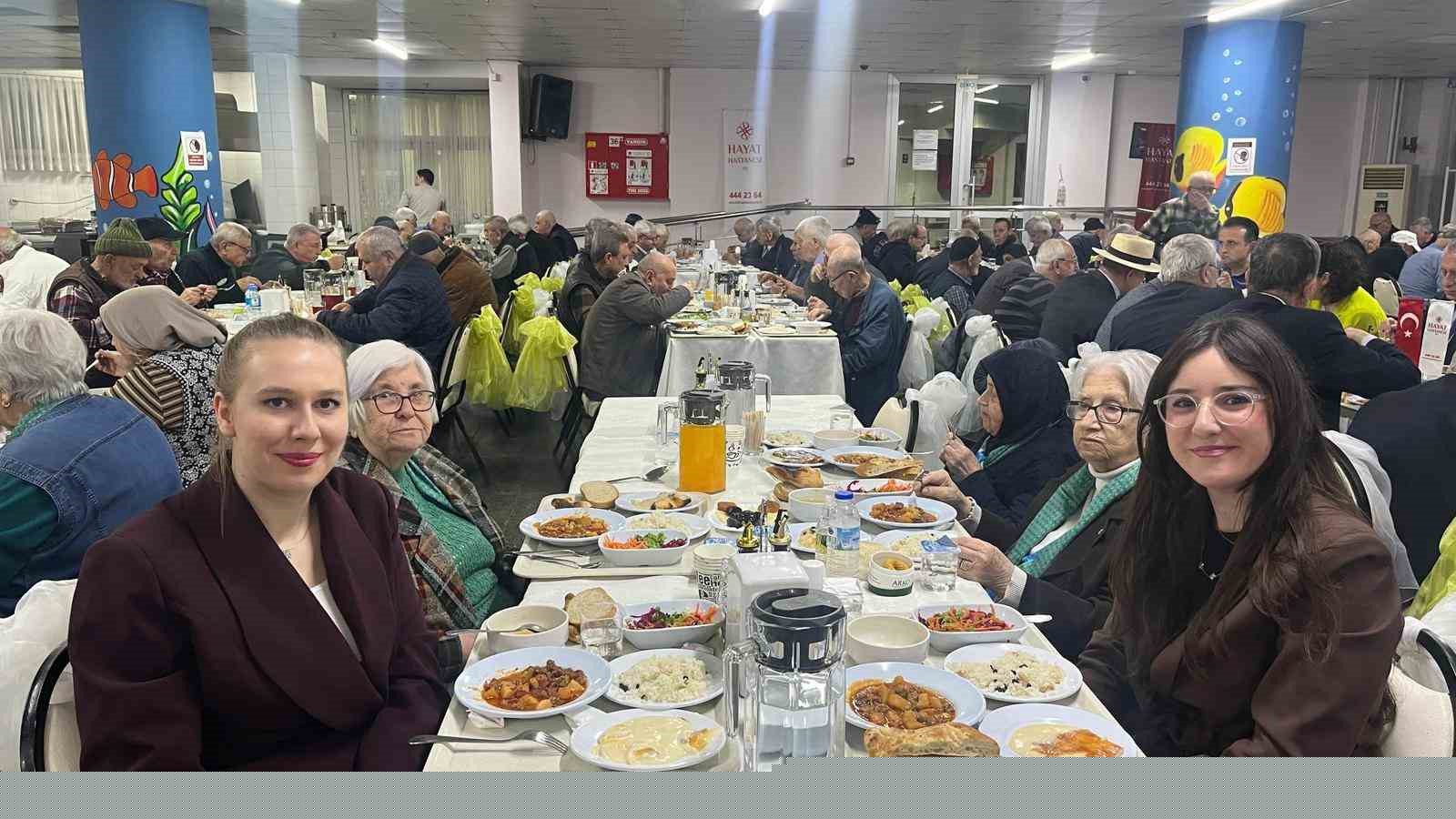 Sağlık çalışanları, huzur evi sakinleriyle iftarda
Sağlık çalışanları, huzur evi sakinleriyle iftarda