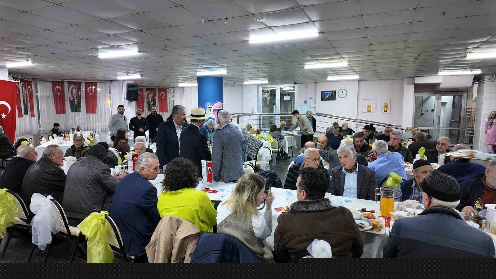Sağlık çalışanları, huzur evi sakinleriyle iftarda
Sağlık çalışanları, huzur evi sakinleriyle iftarda