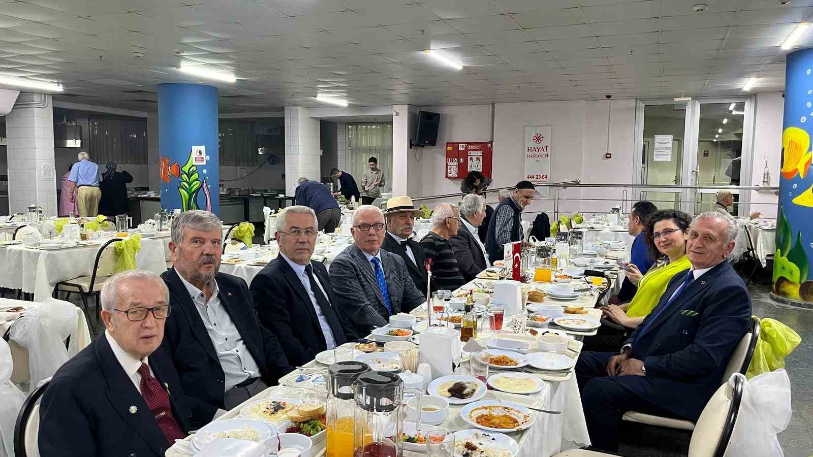 Sağlık çalışanları, huzur evi sakinleriyle iftarda
Sağlık çalışanları, huzur evi sakinleriyle iftarda