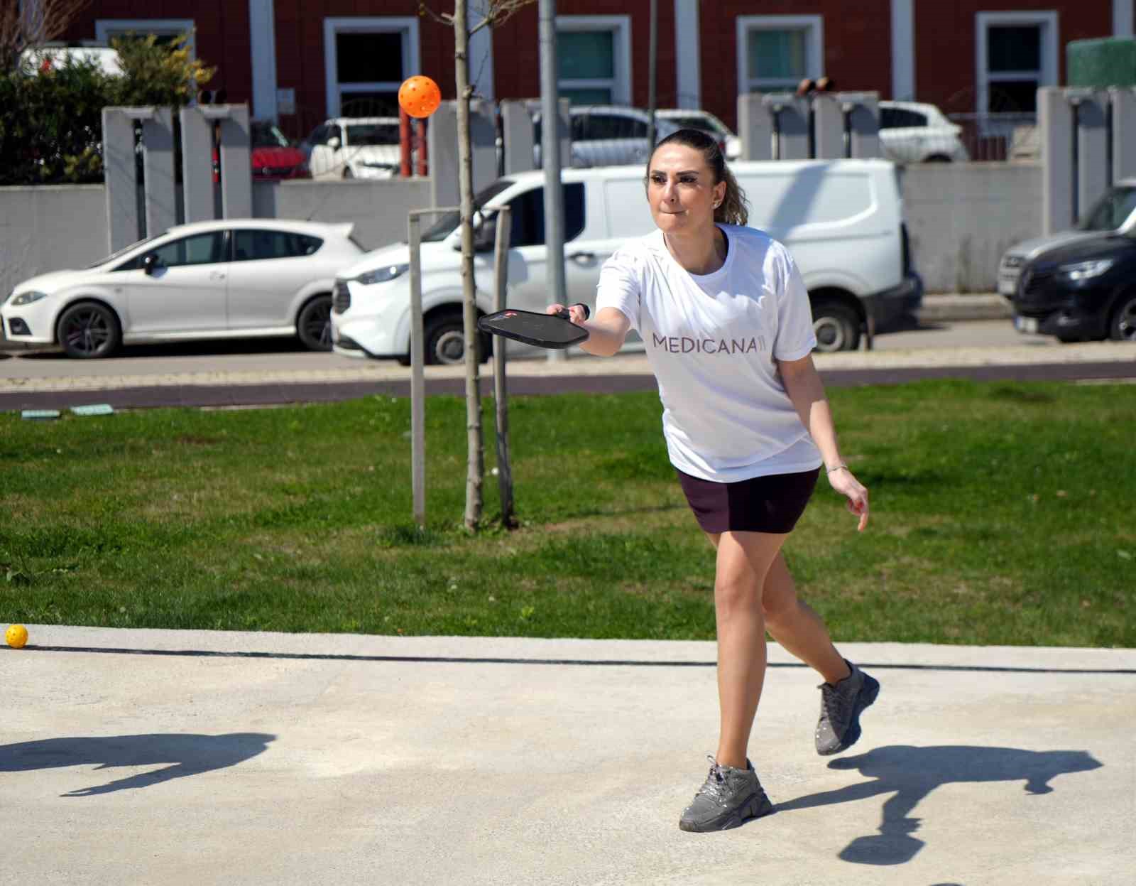 Sağlık çalışanları kortta buluştu: Hareketli yaşam için raketler konuştu
