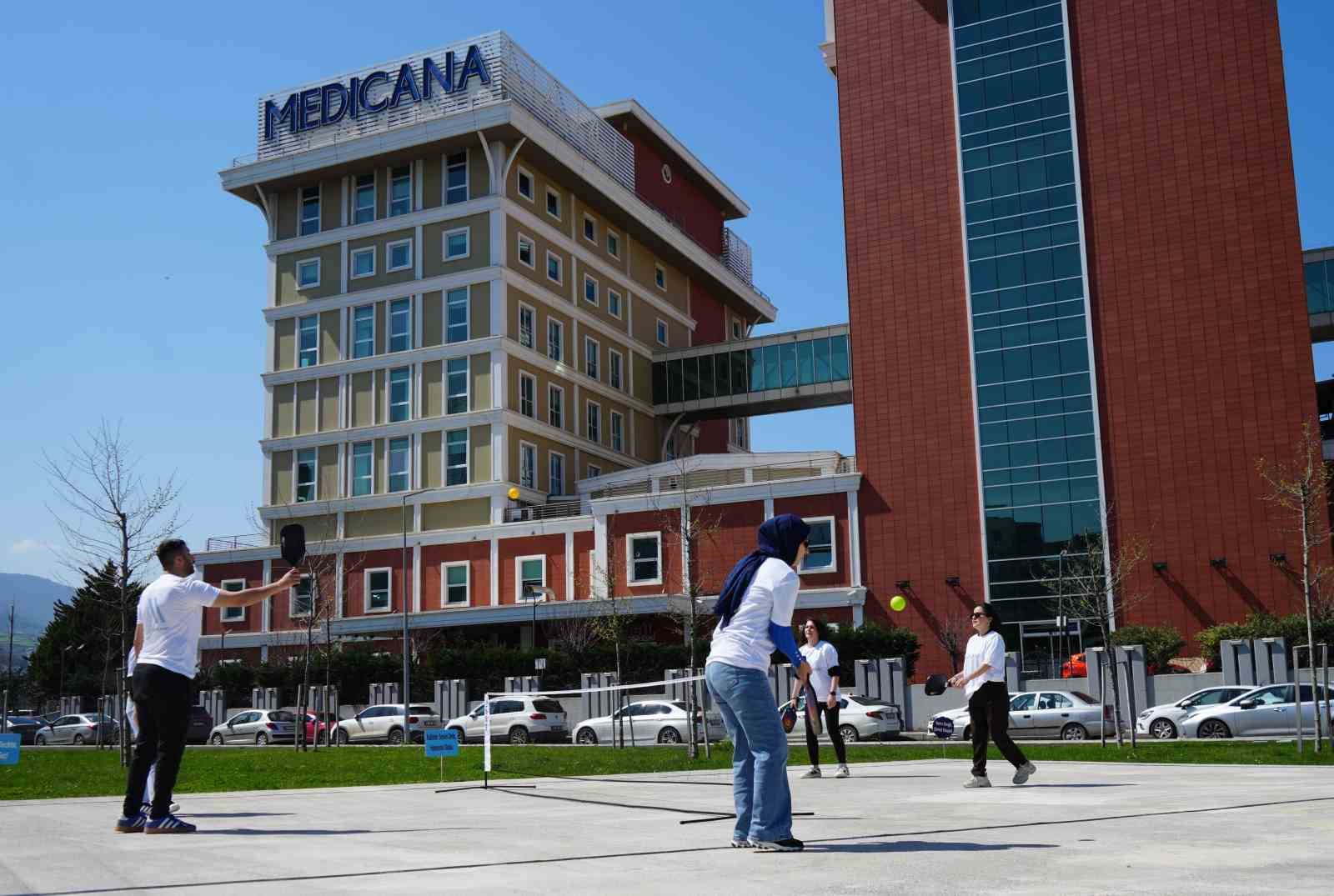 Sağlık çalışanları kortta buluştu: Hareketli yaşam için raketler konuştu
