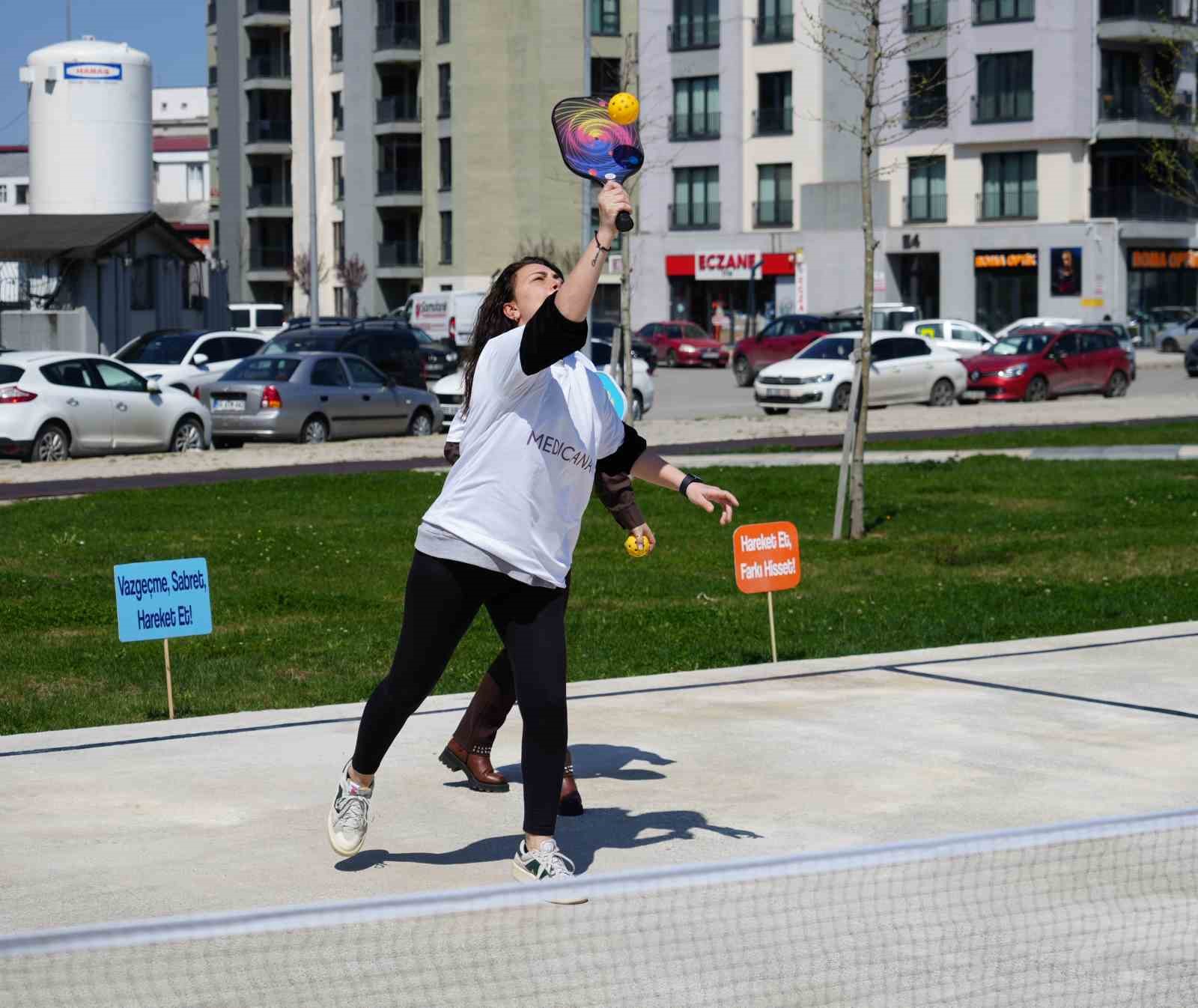 Sağlık çalışanları kortta buluştu: Hareketli yaşam için raketler konuştu

