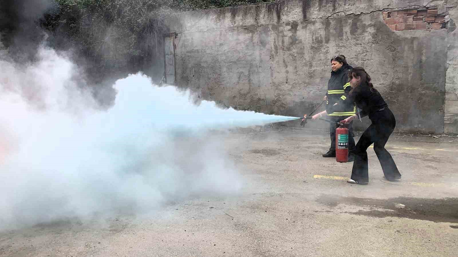 Sağlık çalışanlarına uygulamalı yangın eğitimi verildi
