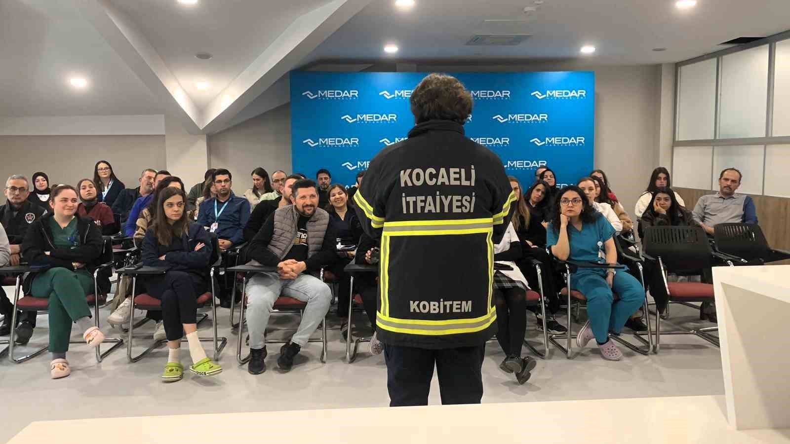 Sağlık çalışanlarına uygulamalı yangın eğitimi verildi
