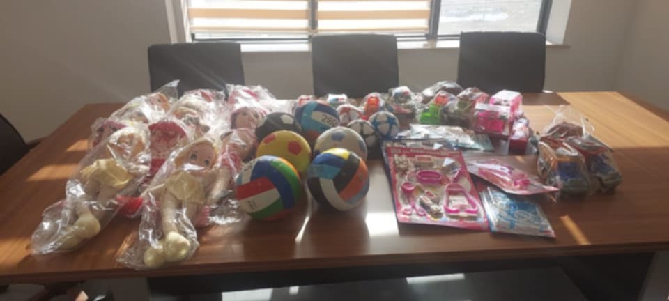 Sağlık çalışanlarından hasta çocuklara oyuncak sürprizi
