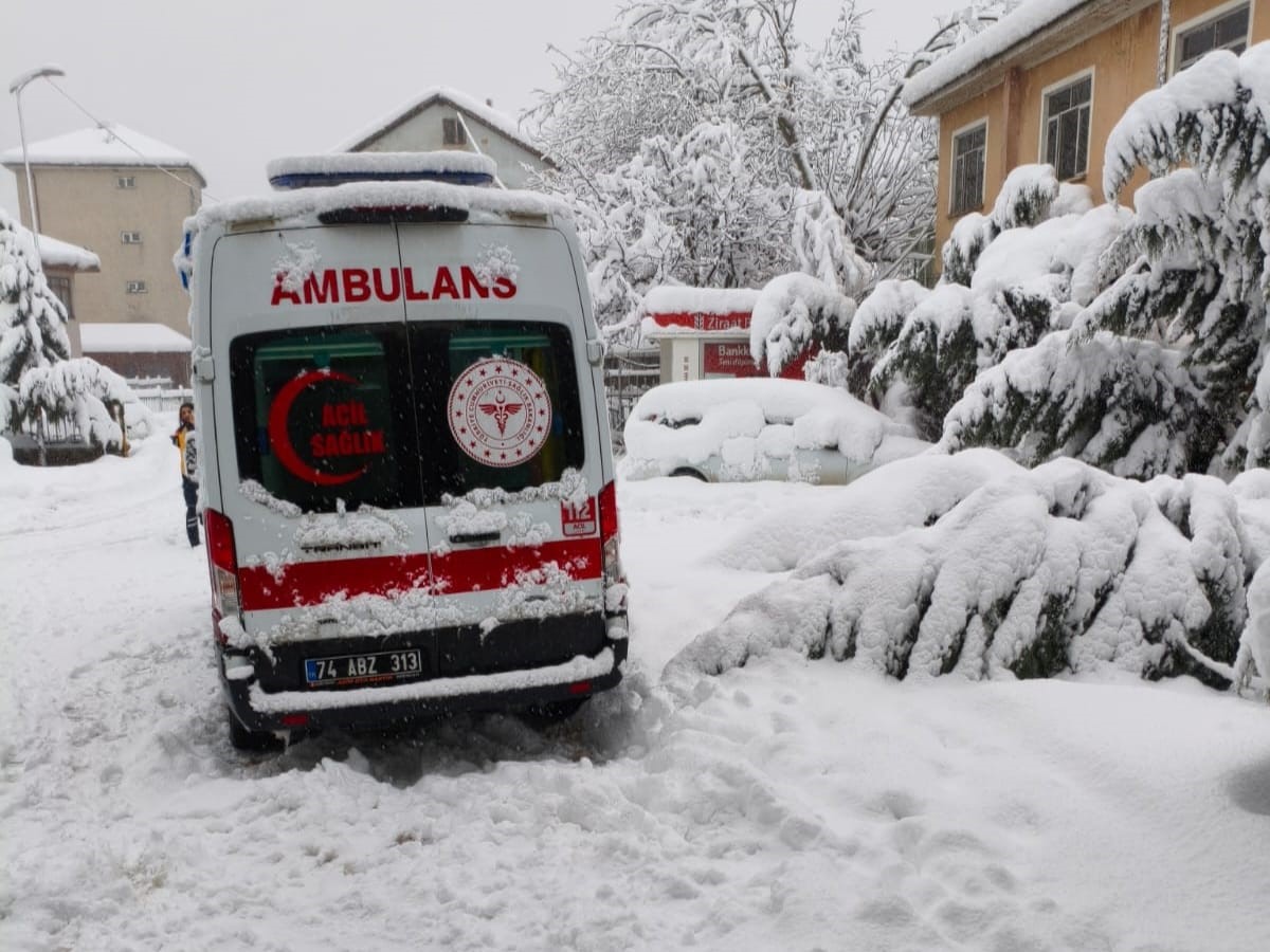 Sağlık ekipleri 72 saat içerisinde karda mahsur kalan 265 hastaya ulaştı
