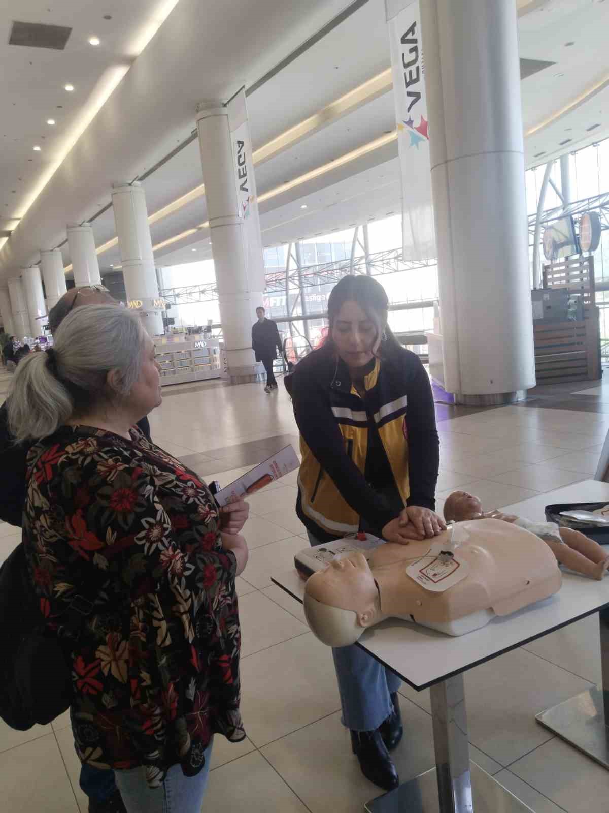 Sağlık ekipleri hava yolu tıkanıklığı ve temel yaşam desteğini uygulamalı anlattı
