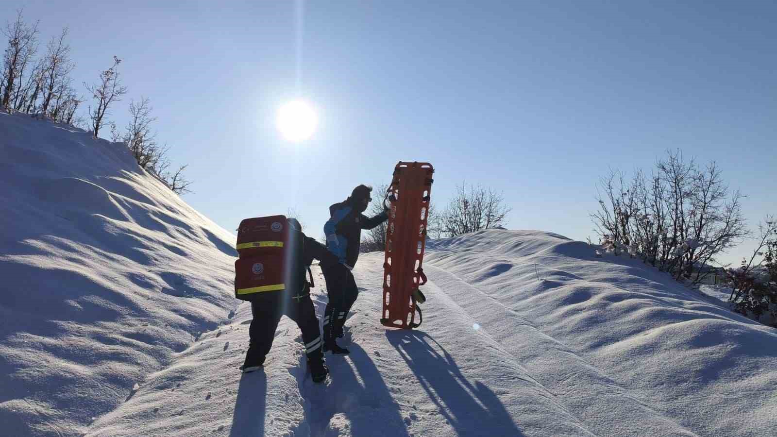 Sağlık ekipleri jandarma eşliğinde 1,5 kilometrelik yolu yürüyerek hastaya ulaştı
Sağlık ekipleri jandarma eşliğinde 1,5 kilometrelik yolu yürüyerek hastaya ulaştı