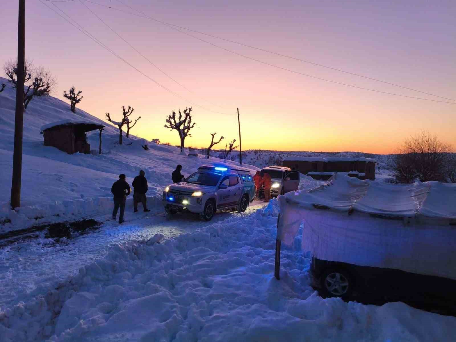 Sağlık ekipleri jandarma eşliğinde 1,5 kilometrelik yolu yürüyerek hastaya ulaştı
Sağlık ekipleri jandarma eşliğinde 1,5 kilometrelik yolu yürüyerek hastaya ulaştı