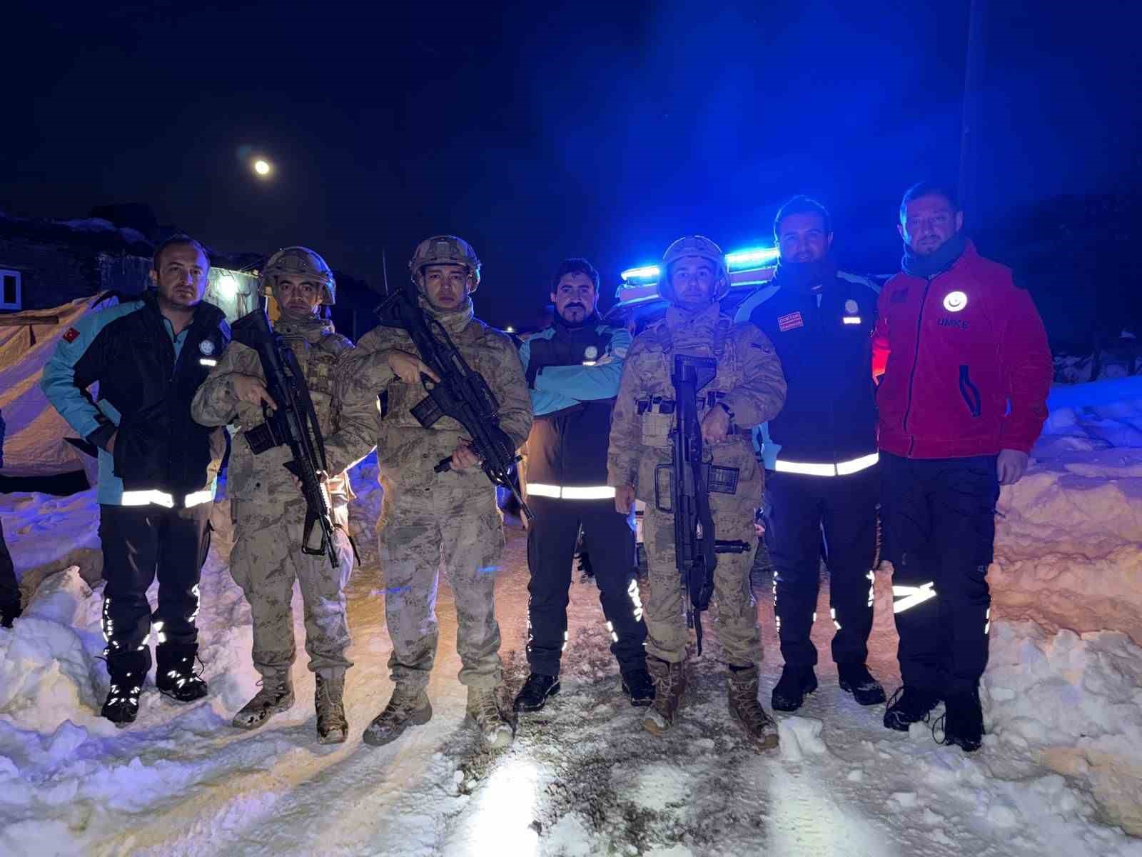 Sağlık ekipleri jandarma eşliğinde 1,5 kilometrelik yolu yürüyerek hastaya ulaştı
Sağlık ekipleri jandarma eşliğinde 1,5 kilometrelik yolu yürüyerek hastaya ulaştı
