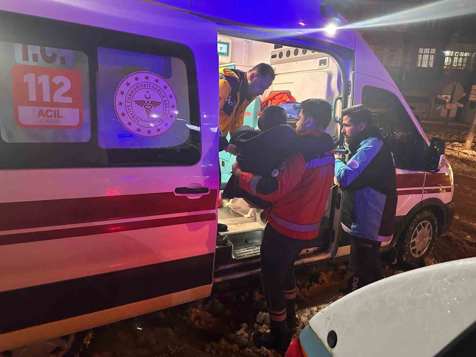 Sağlık ekipleri karlı yolda zamanla yarışarak hastaya ulaştı
