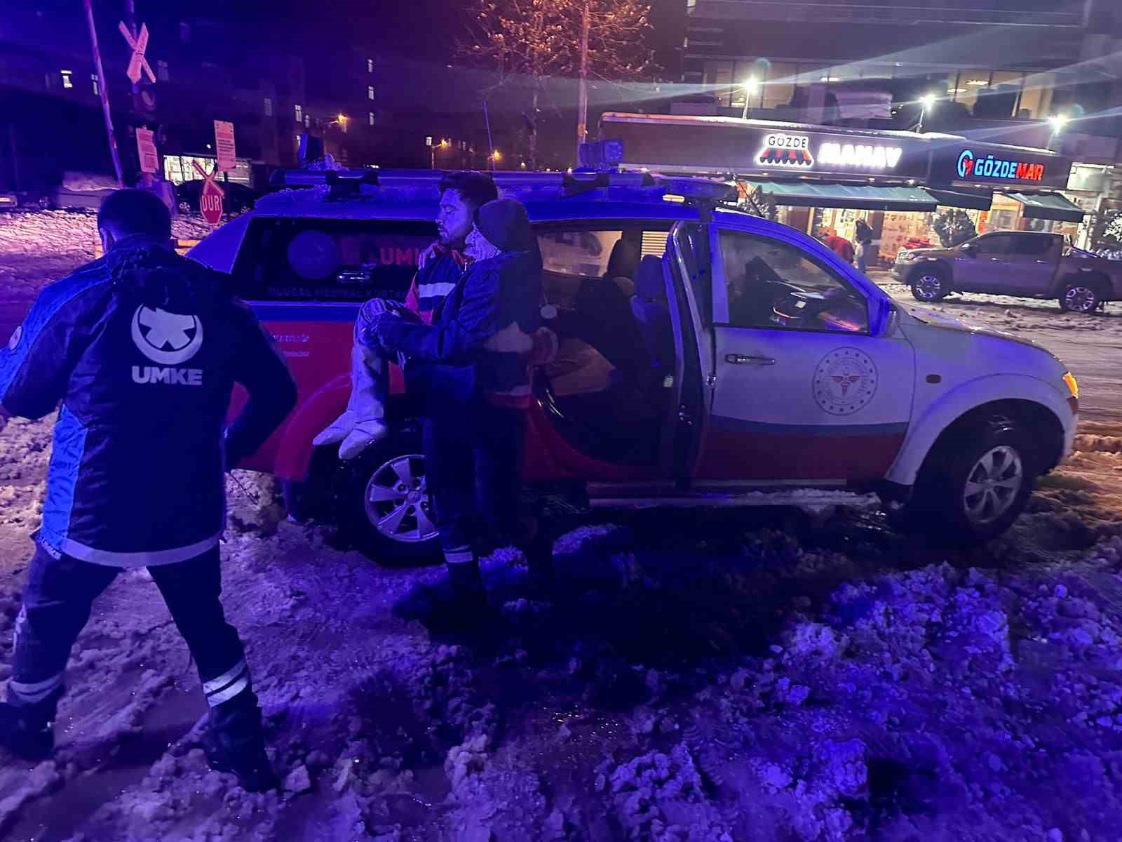 Sağlık ekipleri karlı yolda zamanla yarışarak hastaya ulaştı
