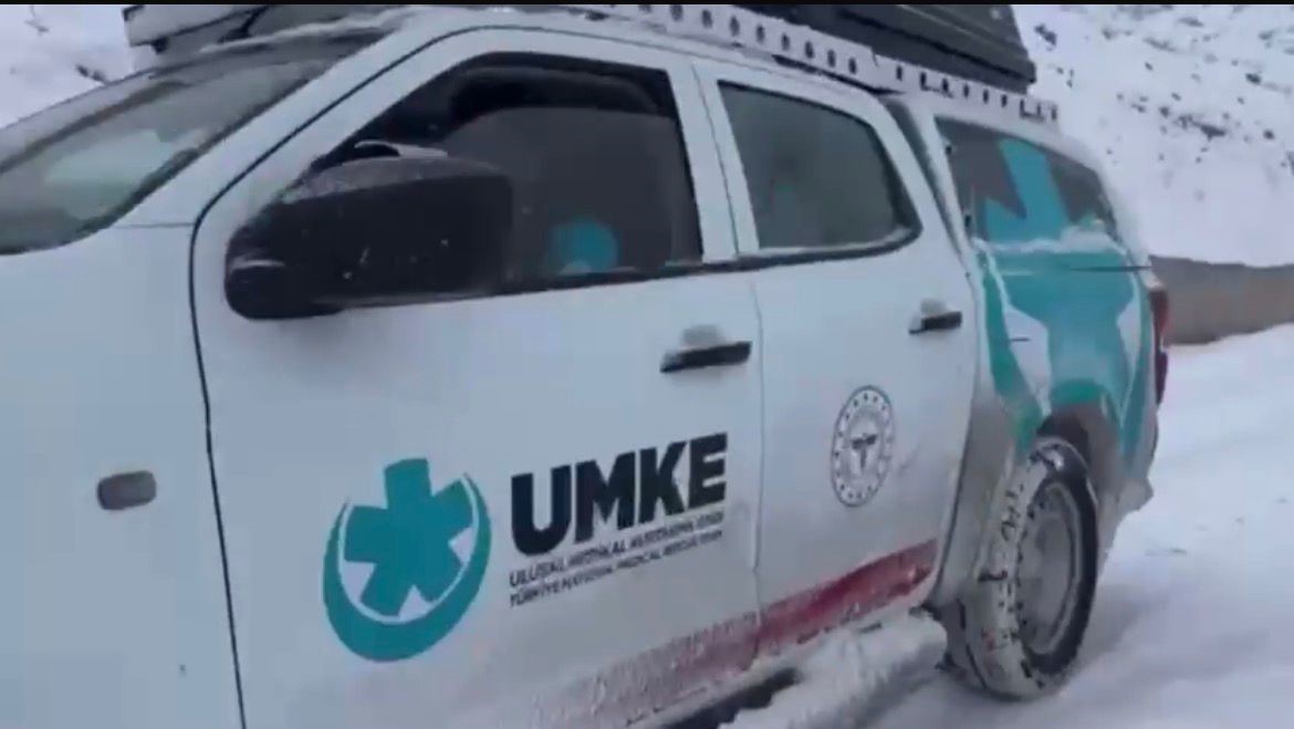 Sağlık ekipleri zorlu kar yolculuğunun ardından hastaya ulaştı
