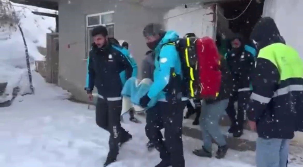 Sağlık ekipleri zorlu kar yolculuğunun ardından hastaya ulaştı
