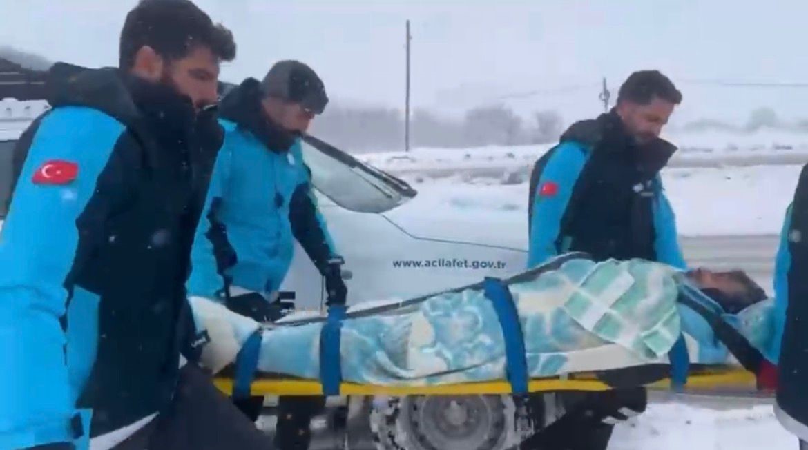 Sağlık ekipleri zorlu kar yolculuğunun ardından hastaya ulaştı
