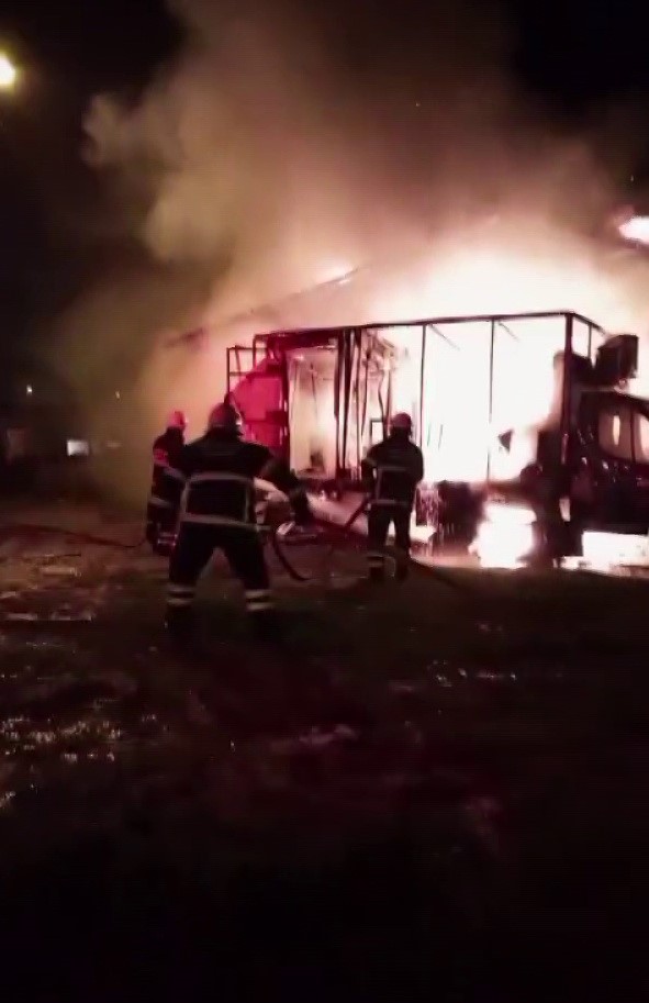 Sağlık ocağı ve kanser tarama aracı yandı
