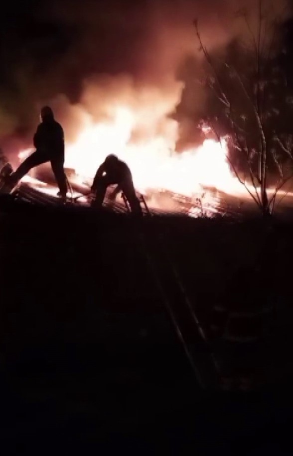 Sağlık ocağı ve kanser tarama aracı yandı
