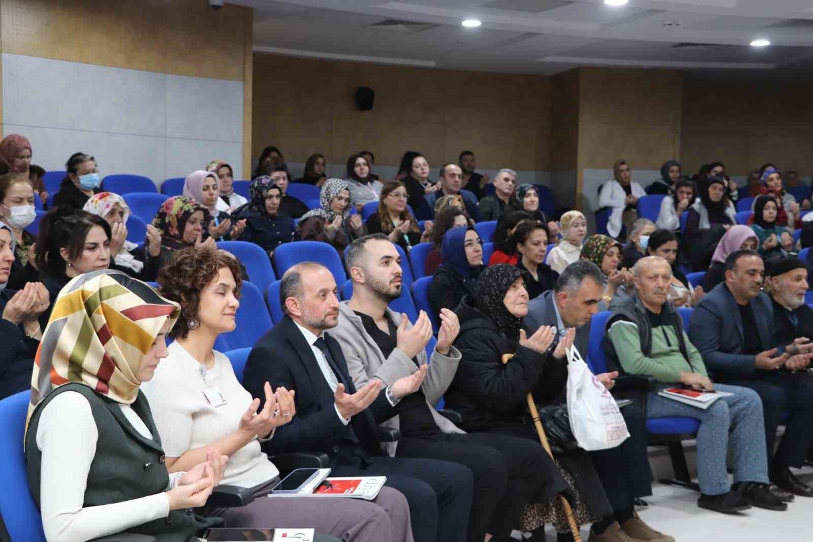 Sağlık personeli ve hastalar Kadir Gecesi programında buluştu
Sağlık personeli ve hastalar Kadir Gecesi programında buluştu