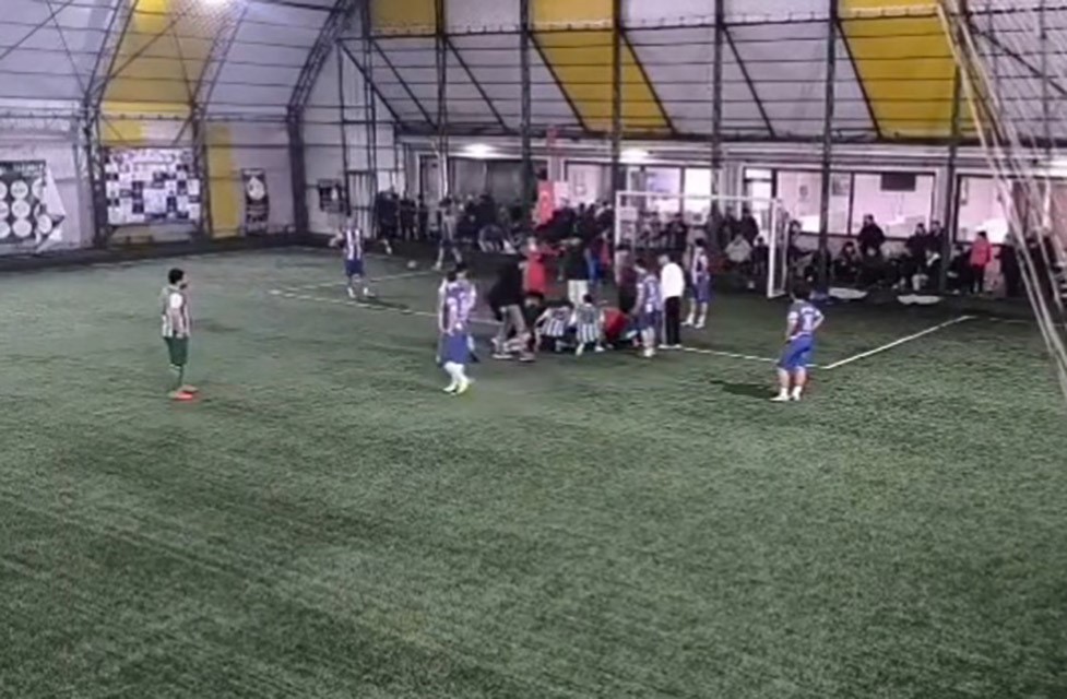 Sahada yürekler ağza geldi: Futbolcunun dili boğazına kaçtı, hakem saniyelerle kurtardı
Sahada yürekler ağza geldi: Futbolcunun dili boğazına kaçtı, hakem saniyelerle kurtardı