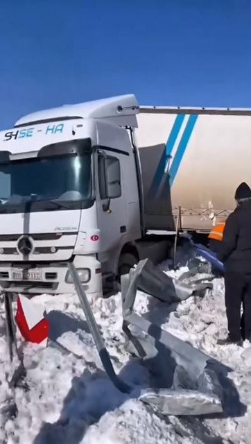 Sahara Geçidi’nde buzlanma kazaya neden oldu
