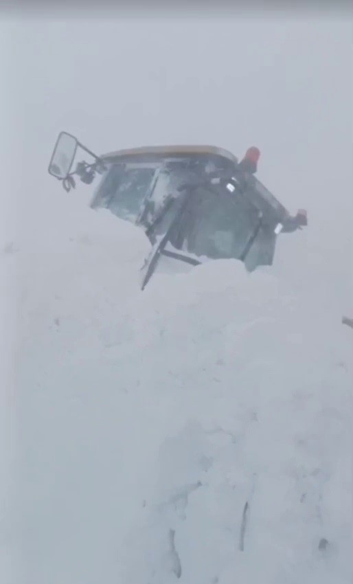 Sahara Geçidi’nde çığ: Kurtarma ekipleri de mahsur kaldı
