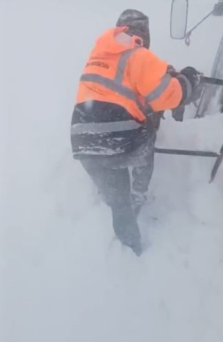 Sahara Geçidi’nde Kara Yolları ekibinin üzerine çığ düştü
