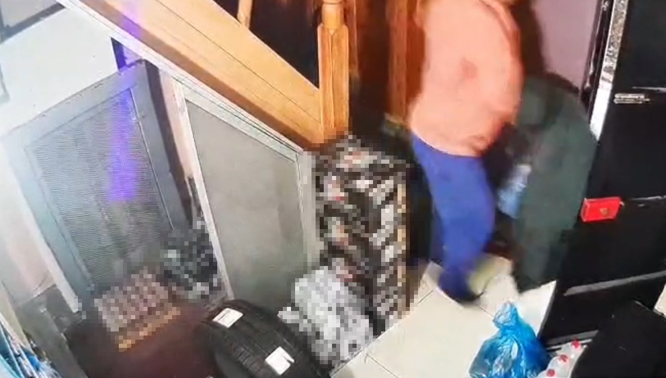 Sahibiyle samimiyet kurduğu iş yerinden önce çöpleri, sonra 250 karton sigarayı çıkarttı
