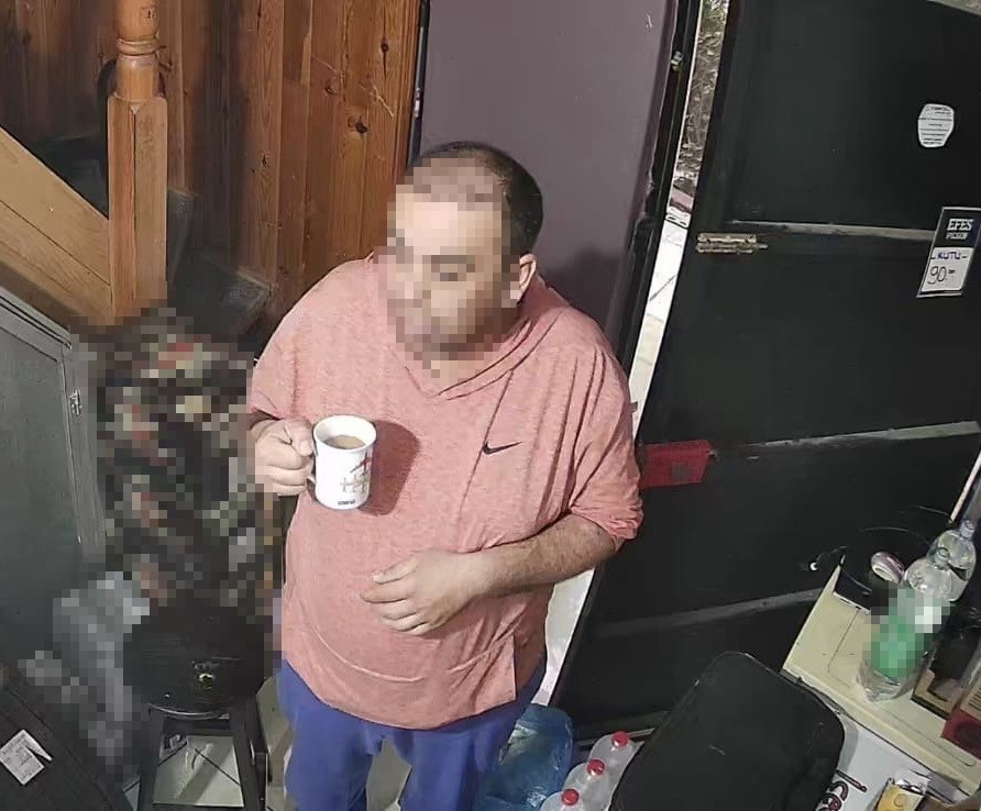 Sahibiyle samimiyet kurduğu iş yerinden önce çöpleri, sonra 250 karton sigarayı çıkarttı
