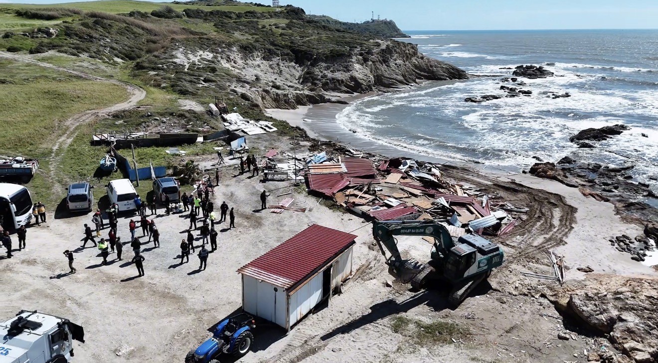 Sahil kenarındaki kaçak yapıların yıkımı sürüyor
